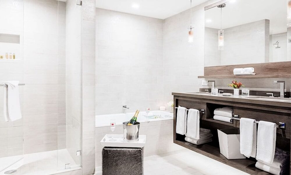 16-colter-suite-bath_wide