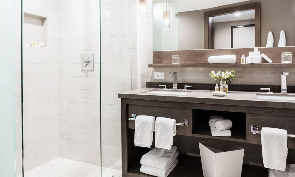 Deluxe Bathroom