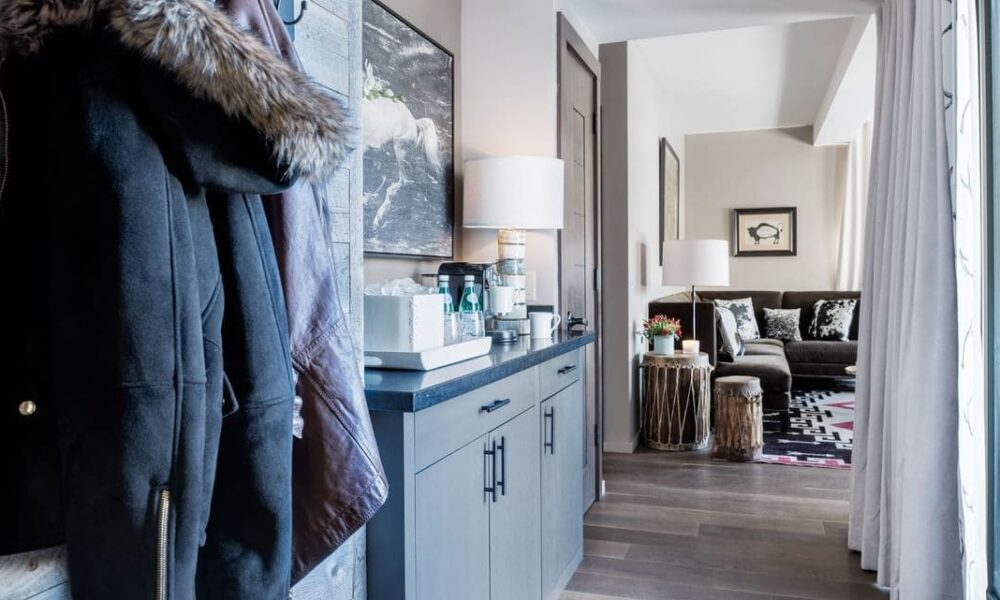 colter-suite-entry-winter-result_wide